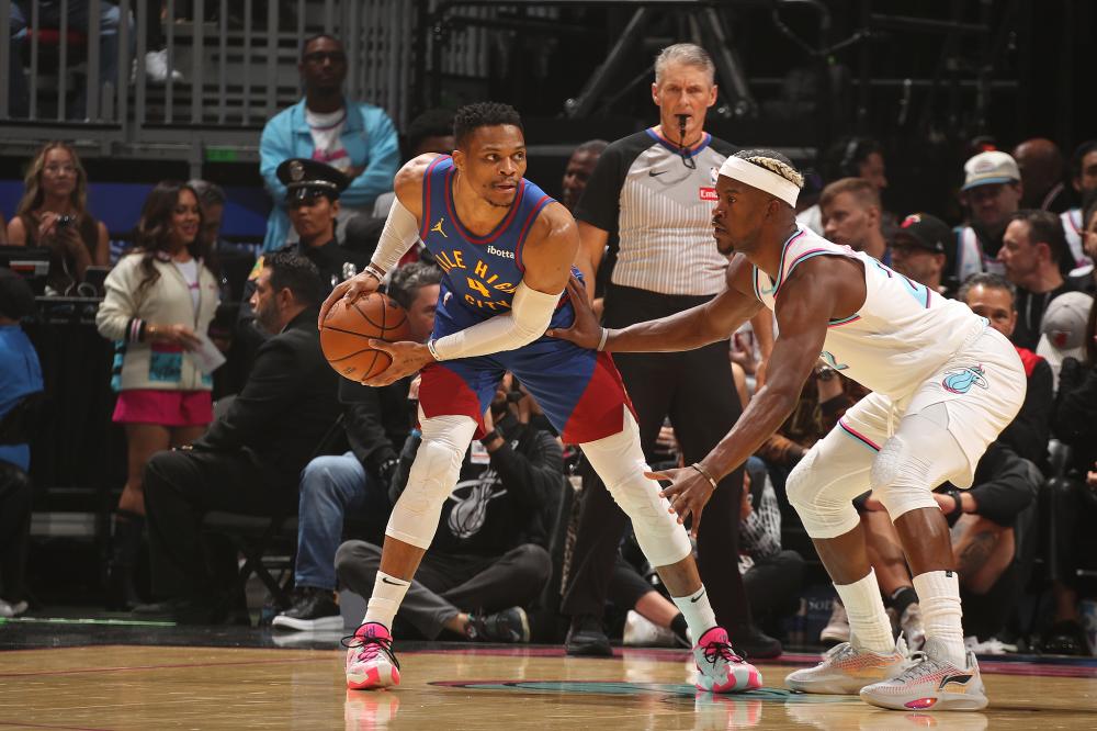 他利用自己 他利用自己